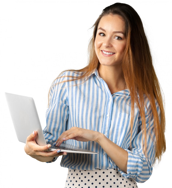 Mulher de negócios permanente com laptop isolado no fundo branco