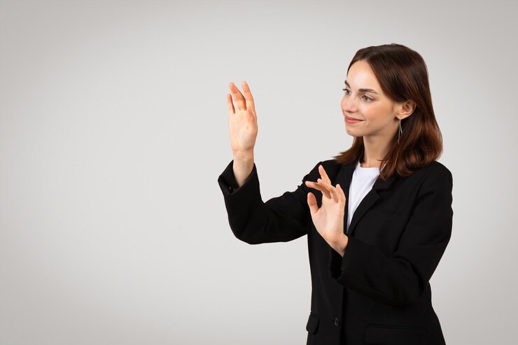 Foto mulher de negócios profissional fazendo gestos com a mão como se estivesse interagindo com uma tela sensível ao toque