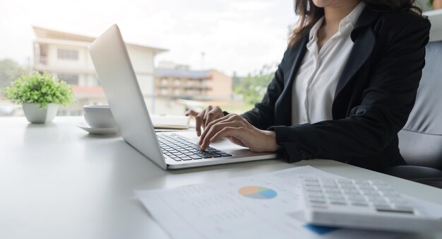 Mulher de negócios profissional trabalhando em seu escritório no conceito de processo de trabalho de laptop