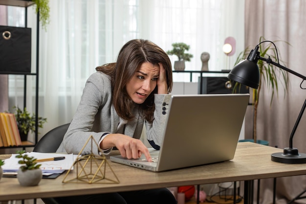 Mulher de negócios programadora desenvolvedora de software perde erro de sistema vírus más notícias perda de dados no escritório