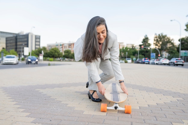 Mulher de negócios pronta para andar de skate