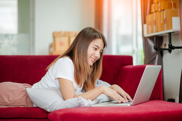 Mulher de negócios proprietária de mulheres bonitas trabalha em casa para compras on-line conceito de negócios on-line