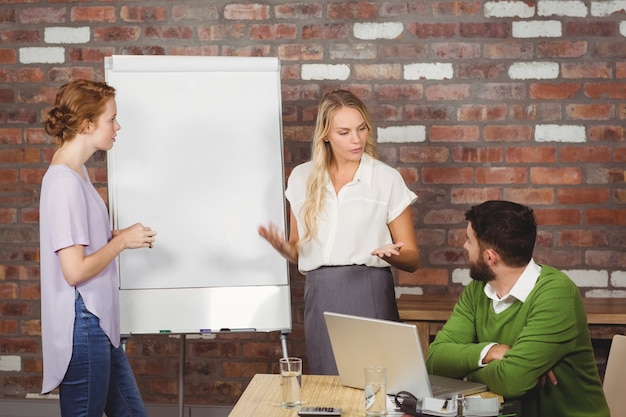 Mulher de negócios que informa colegas no escritório