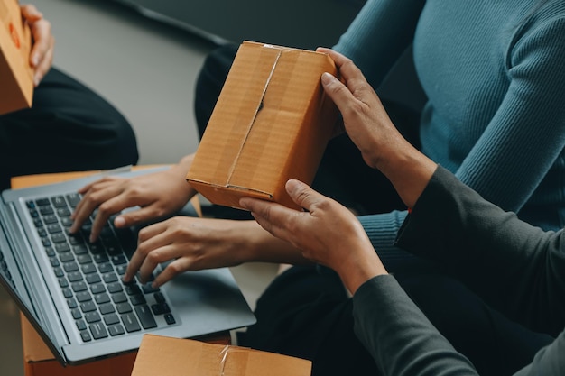 Mulher de negócios que inicia uma pequena empresa empresária PME sucesso mulher freelancer que trabalha em casa com entrega de encomendas online PME e entrega de embalagens conceito