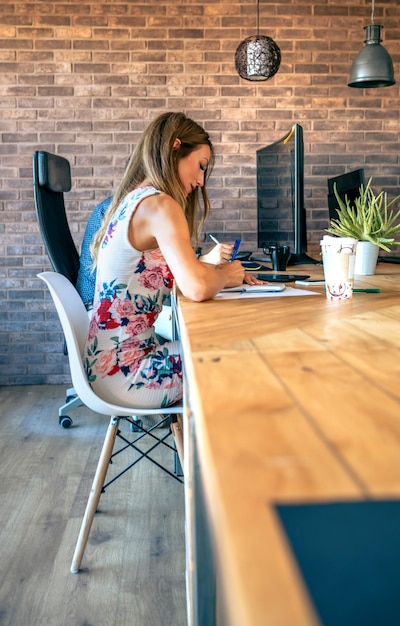 Mulher de negócios que trabalha no escritório