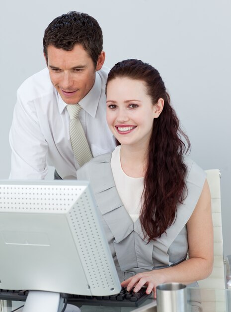 Mulher de negócios que usa um computador com seu colega