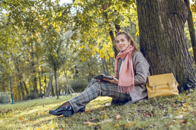 Mulher de negócios real com tablet laptop no trabalho ao ar livre no parque