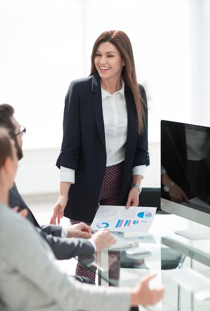 Mulher de negócios realiza uma reunião informal com a equipe de negócios o conceito de trabalho em equipe