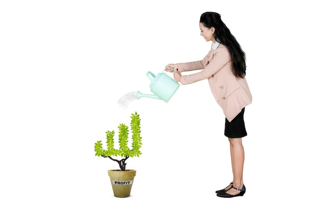 Foto mulher de negócios regando planta com palavra de lucro