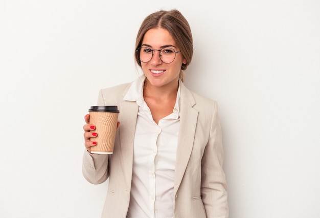 Mulher de negócios russos jovens segurando notas isoladas no fundo branco feliz, sorridente e alegre.