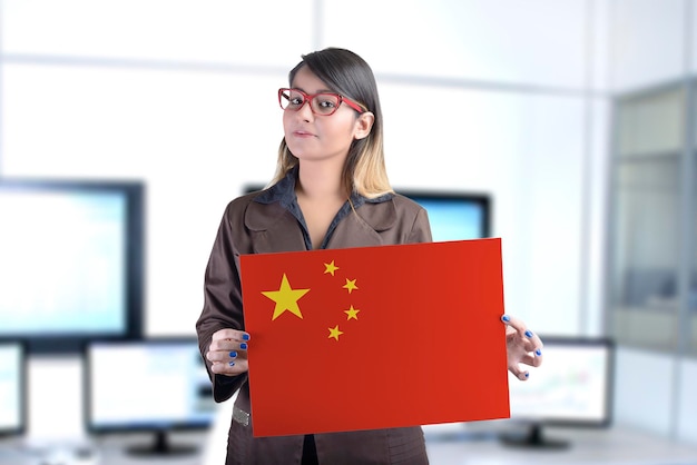 Mulher de negócios segurando a bandeira chinesa