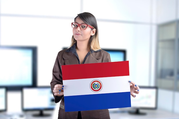 Foto mulher de negócios segurando a bandeira do paraguai