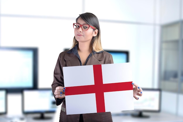 Mulher de negócios segurando a bandeira inglesa