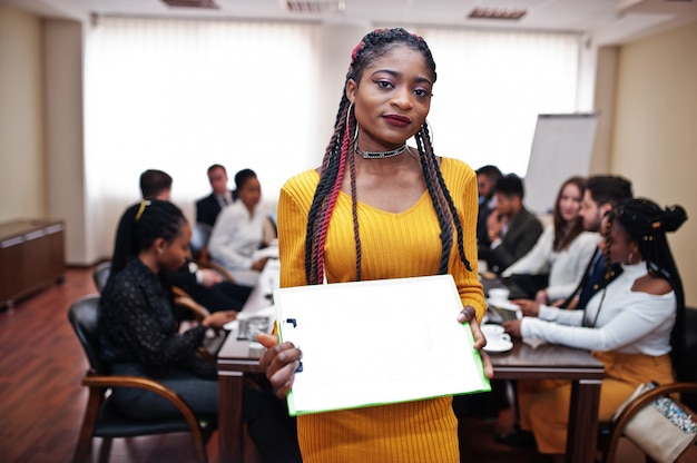 Mulher de negócios, segurando o laptop na reunião