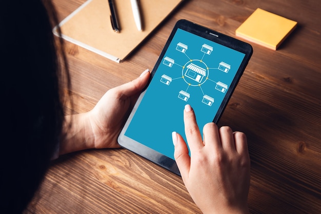 Foto mulher de negócios segurando tablet com ícone de franquia