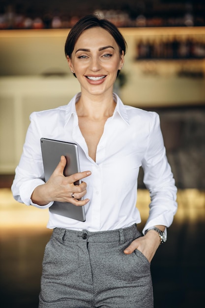 Foto mulher de negócios segurando tablet em um café