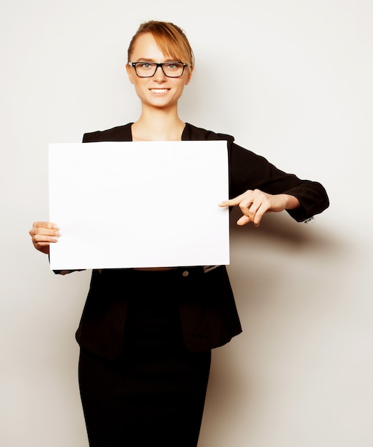 Mulher de negócios, segurando um cartaz em branco.