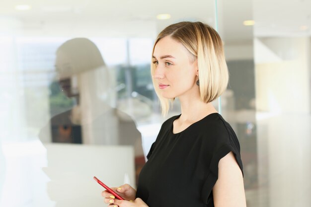 Mulher de negócios, segurando um smartphone nela