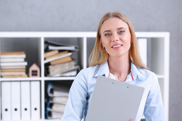 Mulher de negócios segurando uma prancheta no escritório