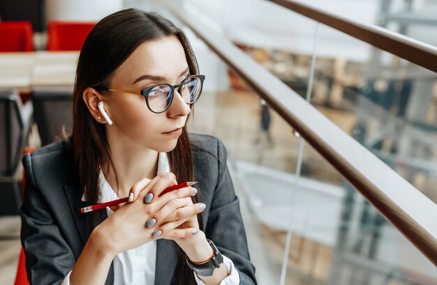 Mulher de negócios sentada à mesa no local de trabalho