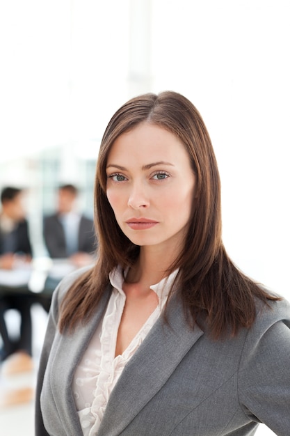 Mulher de negócios séria durante uma reunião com dois empresários