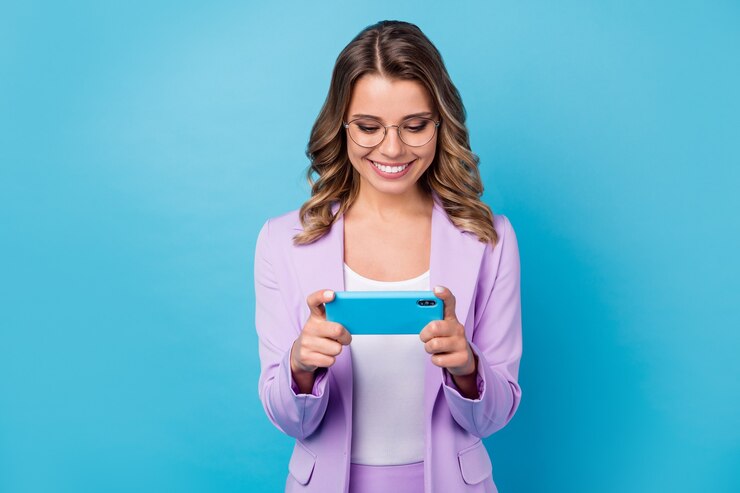 mulher de negócios smm trabalhador usa smartphone isolado sobre a cor azul