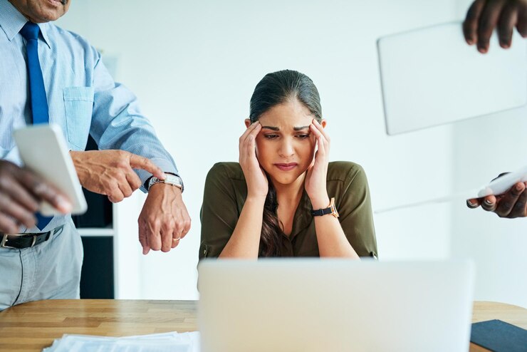 Foto mulher de negócios sobrecarregada e laptop no escritório com dor de cabeça ansiedade e estresse para o prazo desenhista gráfico esgotamento e tecnologia no local de trabalho com frustrado cansado e caos para a gestão do tempo