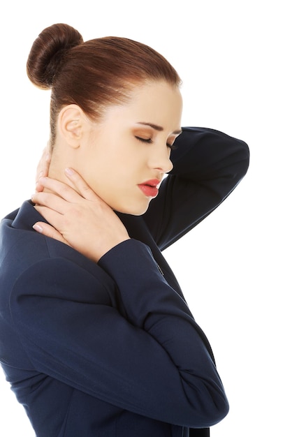 Foto mulher de negócios sofrendo de dor nas costas contra um fundo branco