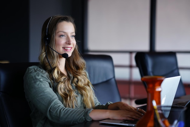 Mulher de negócios sorridente a trabalhar no escritório.