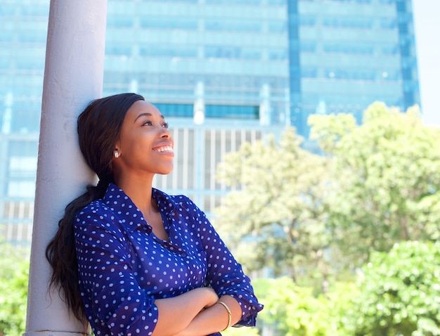 Mulher de negócios sorridente amigável fora do edifício de escritórios