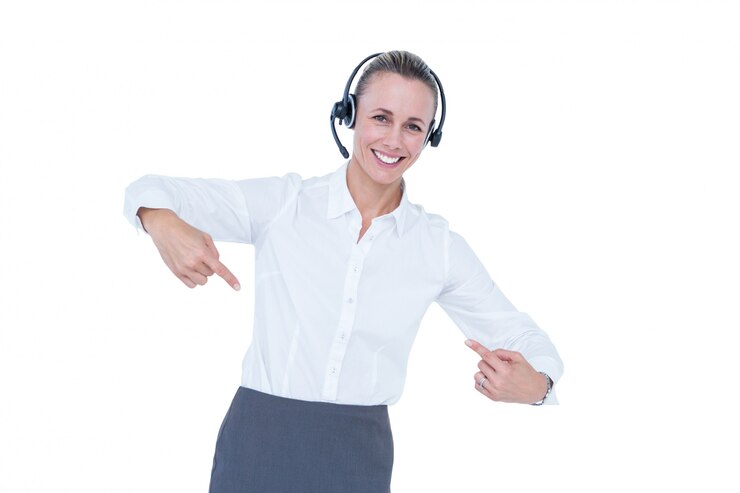 Foto mulher de negócios sorridente com fone de ouvido apontando