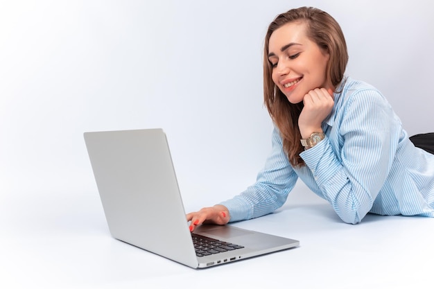 Mulher de negócios sorridente com o laptop no colo. isolado