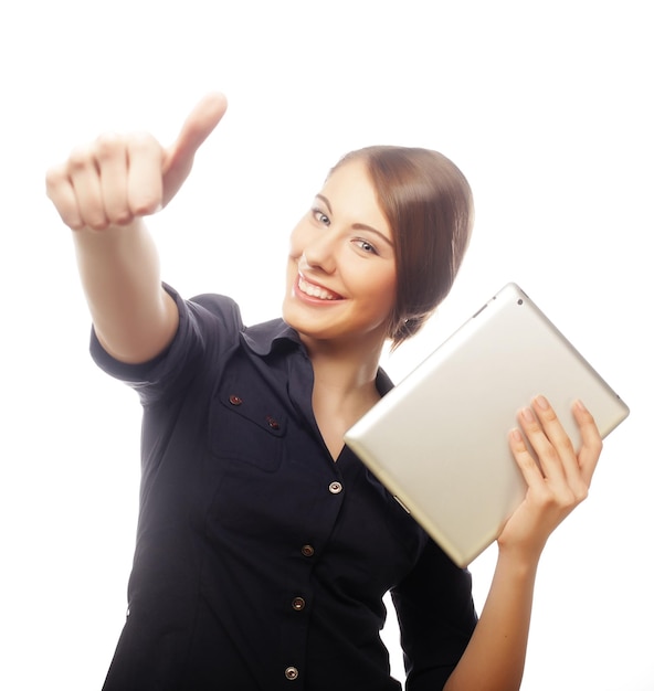 Mulher de negócios sorridente com o polegar do tablet para cima mostra