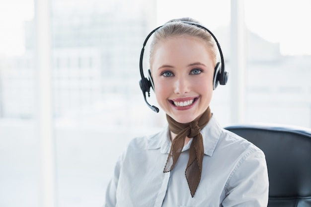 Mulher de negócios sorridente com um fone de ouvido