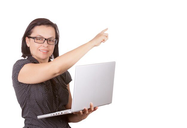 Mulher de negócios sorridente de óculos, trabalhando no laptop e apontando para um espaço em branco para o seu projeto em um fundo branco