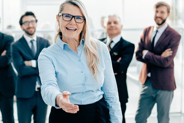 Mulher de negócios sorridente, estendendo a mão para um aperto de mão