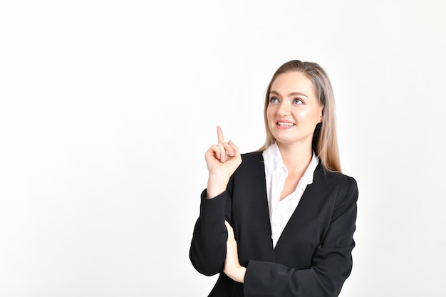 Mulher de negócios sorridente fazendo gestos enquanto está de pé contra um fundo branco