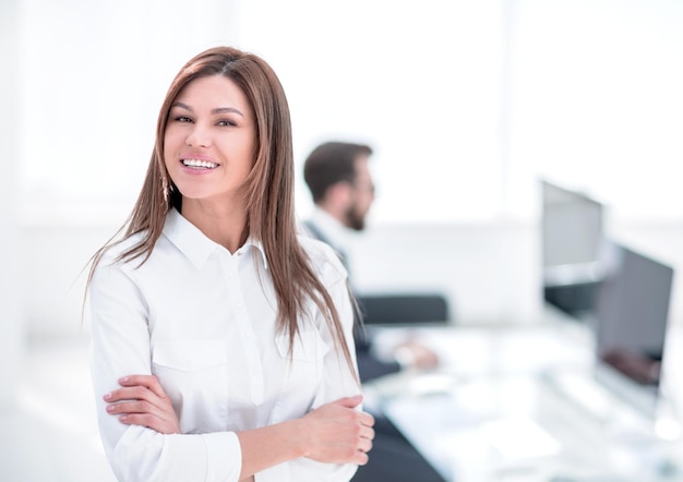 Mulher de negócios sorridente no fundo do local de trabalho