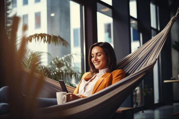 Foto mulher de negócios sorridente usando telefone inteligente relaxando em uma rede no escritório