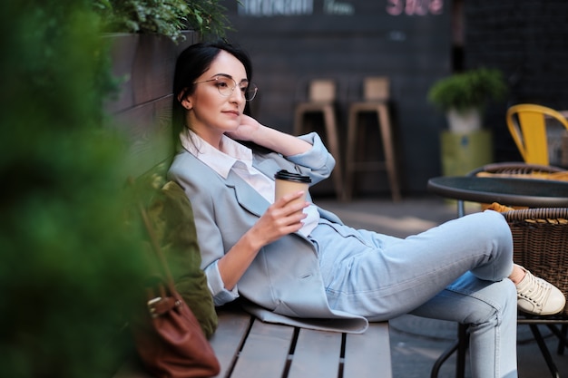 Mulher de negócios tomando café em um café da cidade