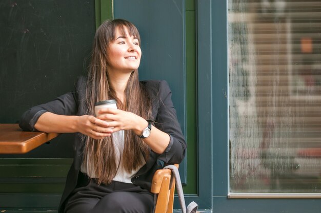 mulher de negócios tomando café em um café