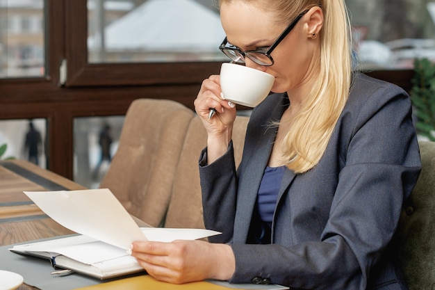 Mulher de negócios tomando café no escritório