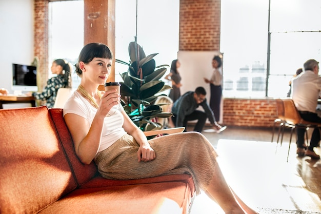 Foto mulher de negócios tomando um café no café