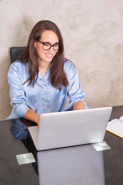 Mulher de negócios trabalha com seu laptop em casa