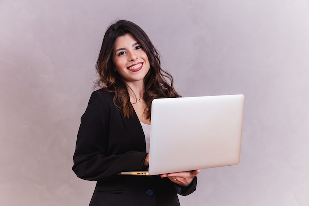 Foto mulher de negócios trabalhando com o laptop dele