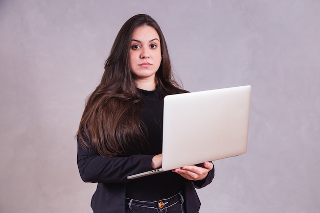 Mulher de negócios trabalhando com o laptop dele