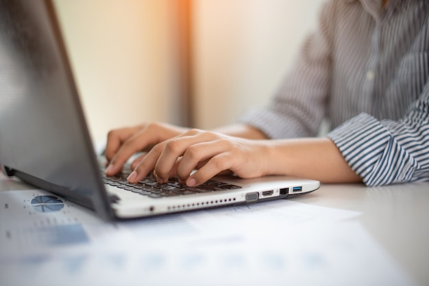 Mulher de negócios trabalhando com o laptop.