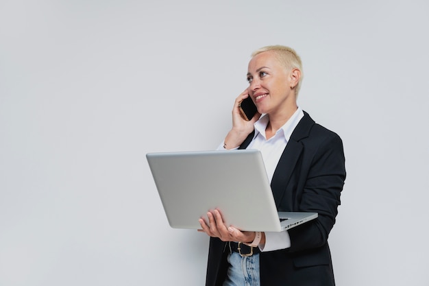 Foto mulher de negócios trabalhando em plano médio de laptop