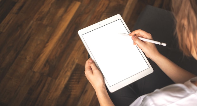 Mulher de negócios, trabalhando em um computador tablet com caneta stylus. Maquete de tela vertical de tablet digital com foto do espaço de cópia