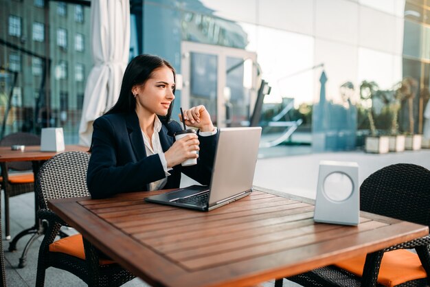 Mulher de negócios trabalhando em um laptop no escritório, vista superior